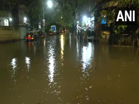 मुंबईः आफत बनकर बरस रहा है पानी, सड़कों पर हुआ जलजमाव, तस्वीरों में देखिये  बाढ़ जैसे हालात - mumbai heavy rainfall water logging see photos psr –  News18 हिंदी