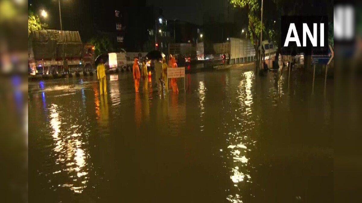 मुंबई में आफत बनकर बरस रही है बारिश कई इलाकों में सड़कों पर भरा पानी IMD ने जारी किया ऑरेंज अलर्ट