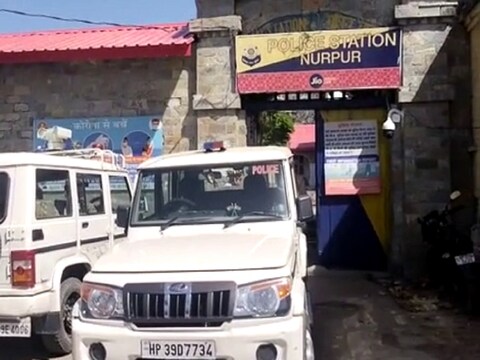 नूरपुर में एक महिला ने अपनी पति की डंडों से पीटकर हत्या कर दी.