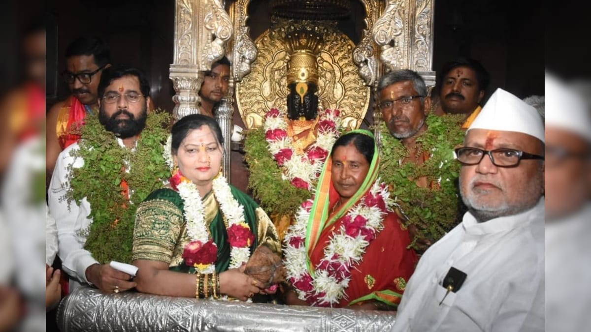 महाराष्ट्र के सीएम शिंदे ने सपत्नीक भगवान विट्ठल की पूजा की मांगी सबकी खुशहाली की मन्नत