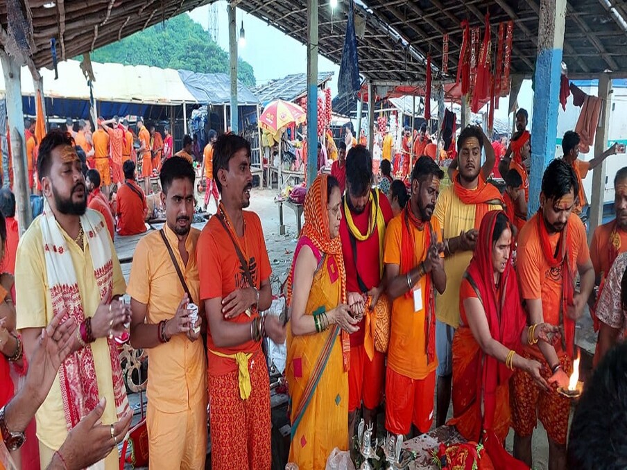   सावन का पावन महीना चल रहा है और इस खास महीने में भक्त पैदल कांवर यात्रा करते हुए बाबा बैद्यनाथ धाम पहुंचते हैं. कांवरिया जिस रास्ते से बाबाधाम पहुंचते हैं उस पथ को कांवरिया पथ कहा जाता है. यह कांवरिया पथ बिहार के भागलपुर जिले के सुल्तानगंज से शुरू होकर देवघर तक पहुंचता है. शिव भक्त सुल्तानगंज में उत्तरवाहिनी गंगाजी से जल भरकर इसी कांवरिया पथ से अपने कांवर यात्रा की शुरुआत करते हैं. 
