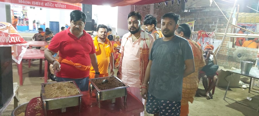  इस बारे में अधिक जानकारी देते हुए अखण्डवासिनी मंदिर की ओर से विशाल तिवारी बताते हैं कि हम लोग पिछले 11 सालों से कमरसार में कांवरियों के लिए शर्बत, भंडारा और स्वास्थ्य कैम्प की व्यवस्था करते रहे हैं.