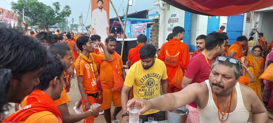 इसके तहत सुबह में 6 बजे से हमलोग शर्बत पिलाते हैं. फिर 9 बजे प्रसाद स्वरूप पूरी बुंदिया, दोपहर 1 से 3 बजे तक चावल-दाल, सब्जी रायता, शाम में 7 बजे तक चना-हलवा और रात पूरी-सब्जी की व्यवस्था करते हैं.