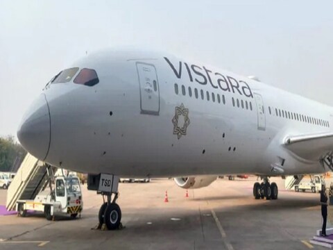 एयरलाइन ने कहा कि मंगलवार को इंदिरा गांधी अंतरराष्ट्रीय हवाई अड्डे पर उतरने के बाद विमान के एक इंजन में ‘‘मामूली’’ खराबी आई थी. (सांकेतिक फोटो)