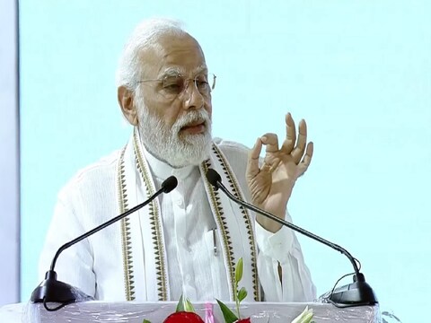 प्रधानमंत्री नरेंद्र मोदी ने देवघर में एयरपोर्ट का उद्घाटन करने के साथ ही झारखंड को हजारों करोड़ की परियोजनाओं की सौगात दी. (बीजेपी के ट्विटर अकाउंट से साभार) 