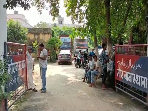 कुर्की-जब्ती करने गई पुलिस पर चोरी का आरोप लगा है. (न्यूज 18 हिन्दी)