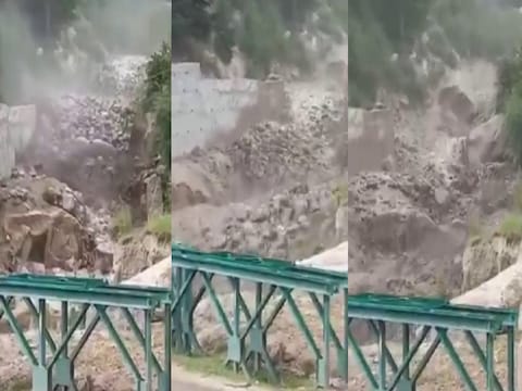 हिमाचल के किन्नौर जिले में हल्की बारिश के बाद शनिवार देर शाम टोंगटोंगचे व सेरिंगचे नाले में बाढ़ आ गई.