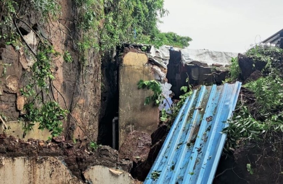  मुंबई के चूनाभट्टी इलाके में लैंडस्लाइड हुआ, जिससे तीन मकान क्षतिग्रस्त हो गए. इस हादसे में दो लोग घायल हुए हैं. फायर ब्रिगेड ने मौके पर पहुंचकर लोगों की मदद की. (फोटो ANI)