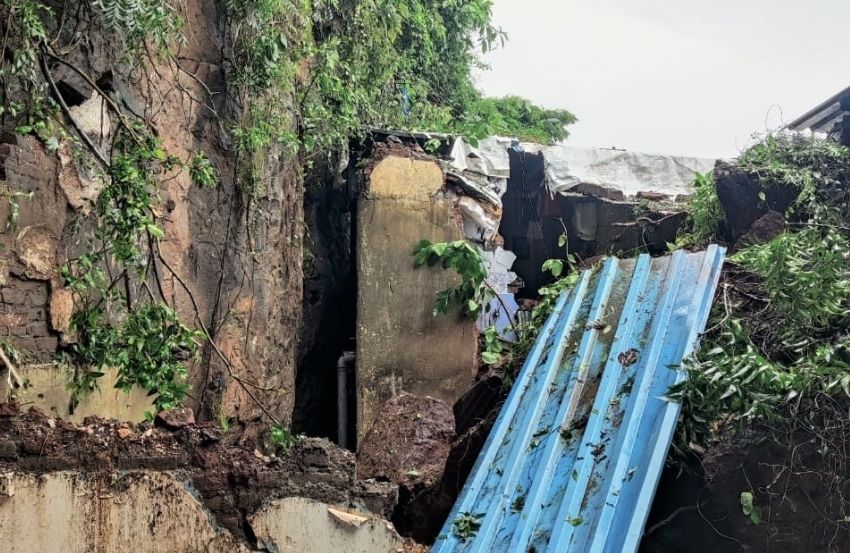 मुंबई के चूनाभट्टी इलाके में लैंडस्लाइड हुआ, जिससे तीन मकान क्षतिग्रस्त हो गए. इस हादसे में दो लोग घायल हुए हैं. फायर ब्रिगेड ने मौके पर पहुंचकर लोगों की मदद की. (फोटो ANI)