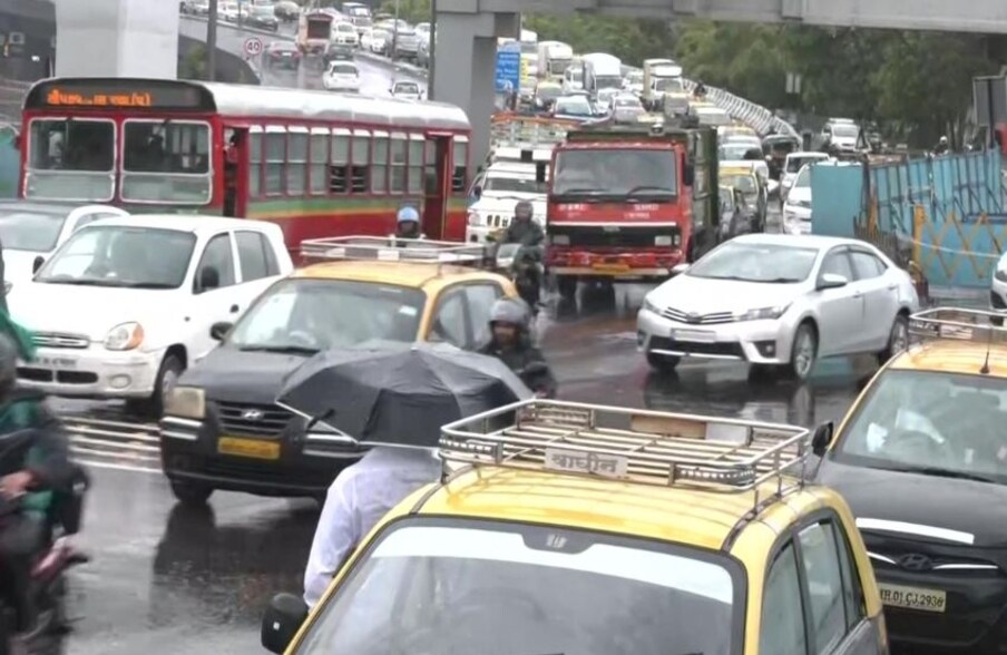 बारिश की वजह से मुंबई की सड़कों का हाल बेहाल हो गया है. तमाम रास्तों पर गाड़ियों की लंबी कतारें लग गईं. कला नगर इलाके में भी लंबा ट्रैफिक जाम हो गया. (फोटो ANI)