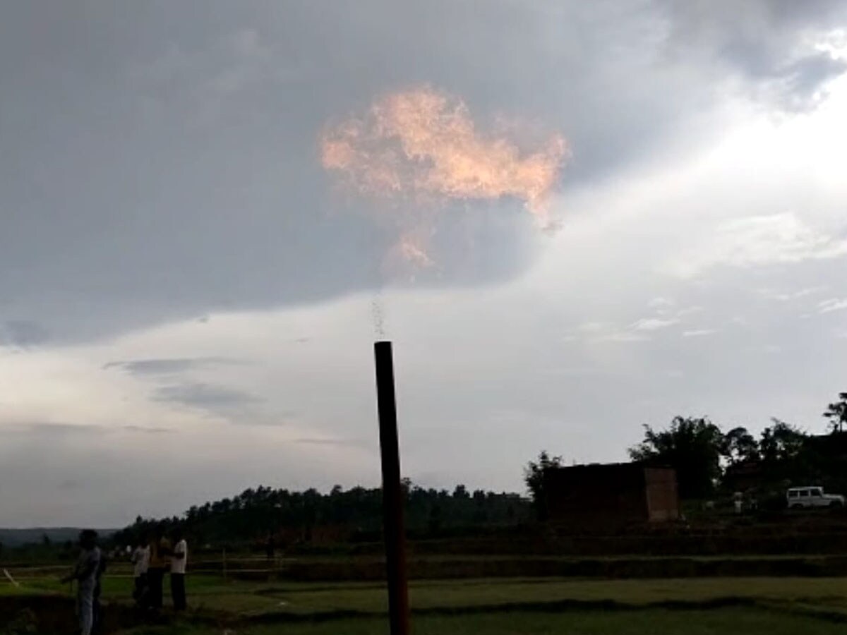 OMG बारिश के बीच ठनका गिरा और पानी के फव्वारों में लग गई आग! 20 फीट