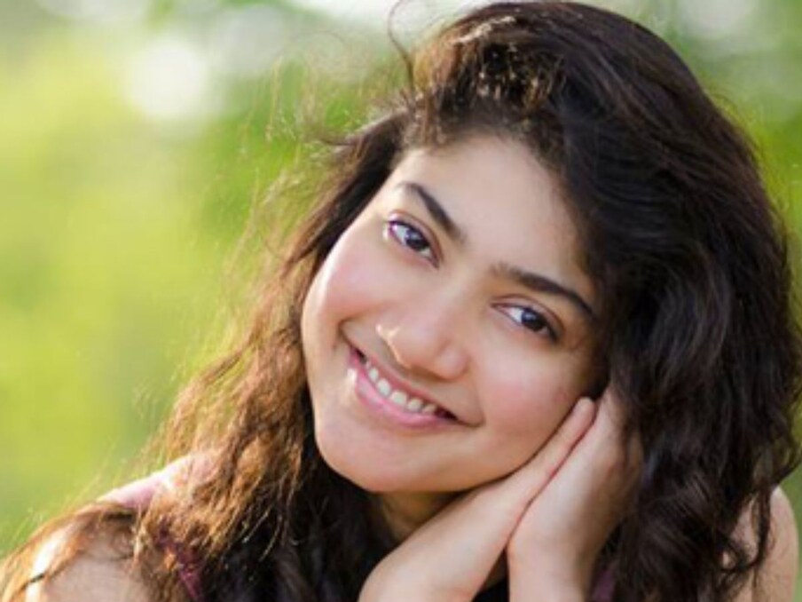  दक्षिण की अभिनेत्री साई पल्लवी (Sai Pallavi) जो तमिल, तेलुगू और मलयालम फिल्मों में दिखाई देती हैं, वे भी एजुकेशन से डॉक्टर हैं. उन्होंने 2016 में त्बिलिसी स्टेट मेडिकल यूनिवर्सिटी से अपनी मेडिकल की पढ़ाई पूरी की थी. हालांकि, अपने अभिनय के जुनून के कारण वे पेशे से डॉक्टर की बजाए एक्ट्रेस बन गईं.