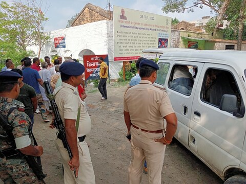 पुलिस की पेट्रोलिंग पार्टी सड़क हादसे का शिकार हो गई. दुर्घटना में होमगार्ड के एक जवान की मौत हो गई. (न्यूज 18 हिन्दी)