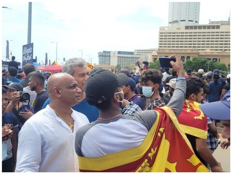 Sri lanka Crisis: श्रीलंका के पूर्व क्रिकेटर सनथ जयसूर्या भी राष्ट्रपति राजपक्षे के इस्तीफे को लेकर सड़कों पर उतर आए हैं. (Sanath Jayasuriya Twitter)