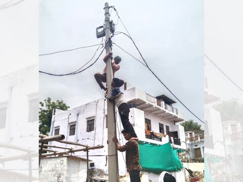 मप्र के श्योपुर में बिजलीकर्मियों को एक के ऊपर एक चढ़कर बिजली सुधारनी पड़ रही है.