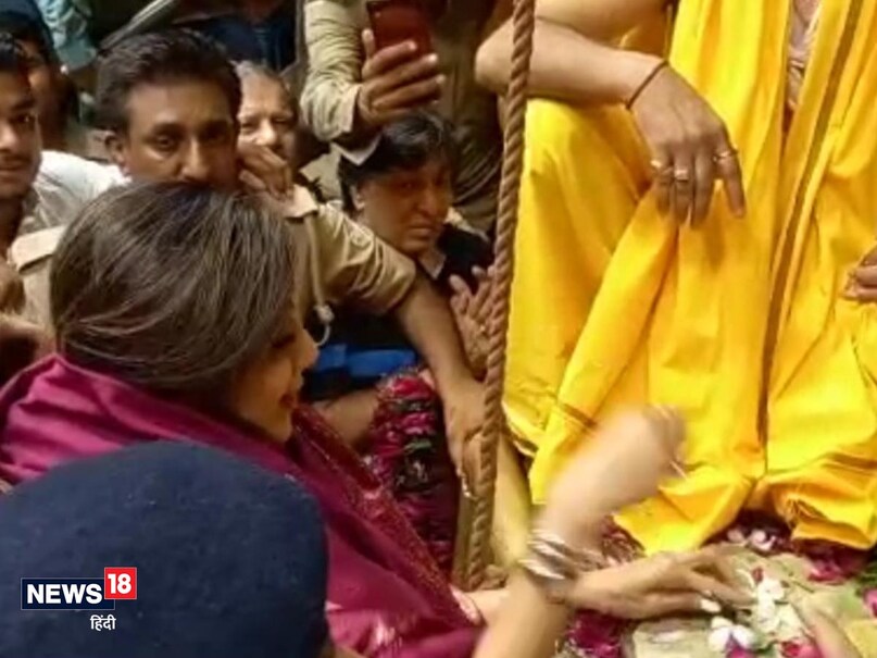 PHOTO Gallery, Film actress Shilpa Shetty, Banke Bihari Temple, crowd got desperate, फिल्म अभिनेत्री शिल्पा शेट्टी, वृंदावन, बांके बिहारी मंदिर, भीड़