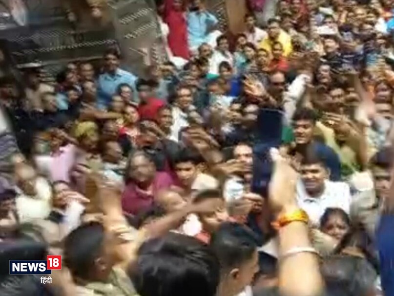 PHOTO Gallery, Film actress Shilpa Shetty, Banke Bihari Temple, crowd got desperate, फिल्म अभिनेत्री शिल्पा शेट्टी, वृंदावन, बांके बिहारी मंदिर, भीड़