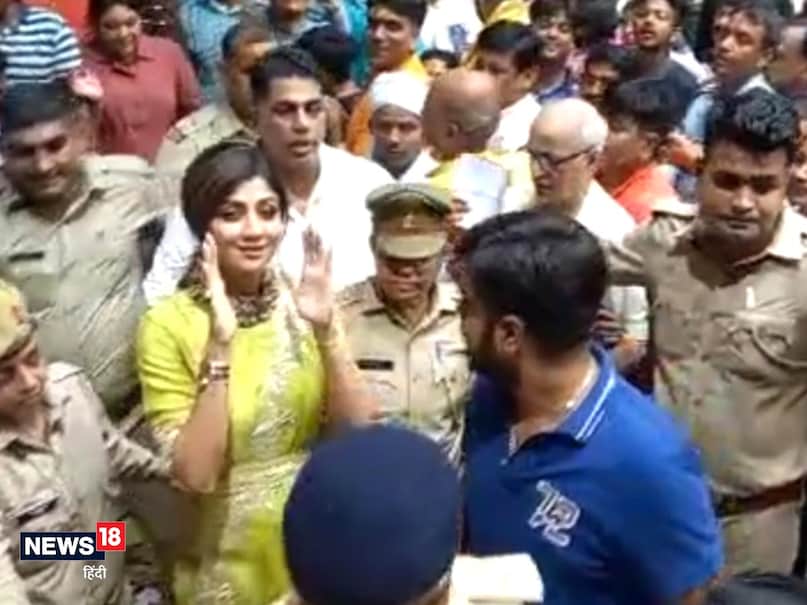 PHOTO Gallery, Film actress Shilpa Shetty, Banke Bihari Temple, crowd got desperate, फिल्म अभिनेत्री शिल्पा शेट्टी, वृंदावन, बांके बिहारी मंदिर, भीड़