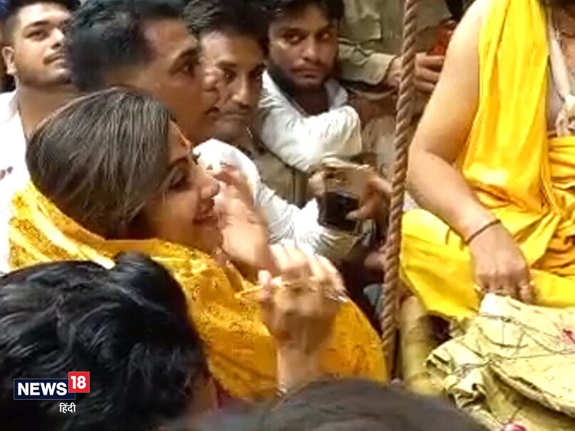 PHOTO Gallery, Film actress Shilpa Shetty, Banke Bihari Temple, crowd got desperate, फिल्म अभिनेत्री शिल्पा शेट्टी, वृंदावन, बांके बिहारी मंदिर, भीड़