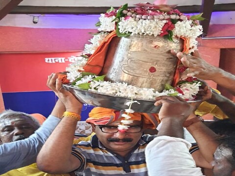 मऊ में गाजे-बाजे के साथ निकली चांदी के महादेव की सवारी.