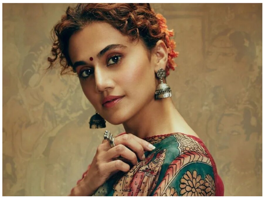  बॉलीवुड में डेब्यू से पहले तापसी ने  लगभग 10-11 साउथ की फिल्मों में काम किया था. बॉलीवुड में तापसी ने 2013 में फिल्म 'चश्मेबद्दूर' से डेब्यू किया था. 