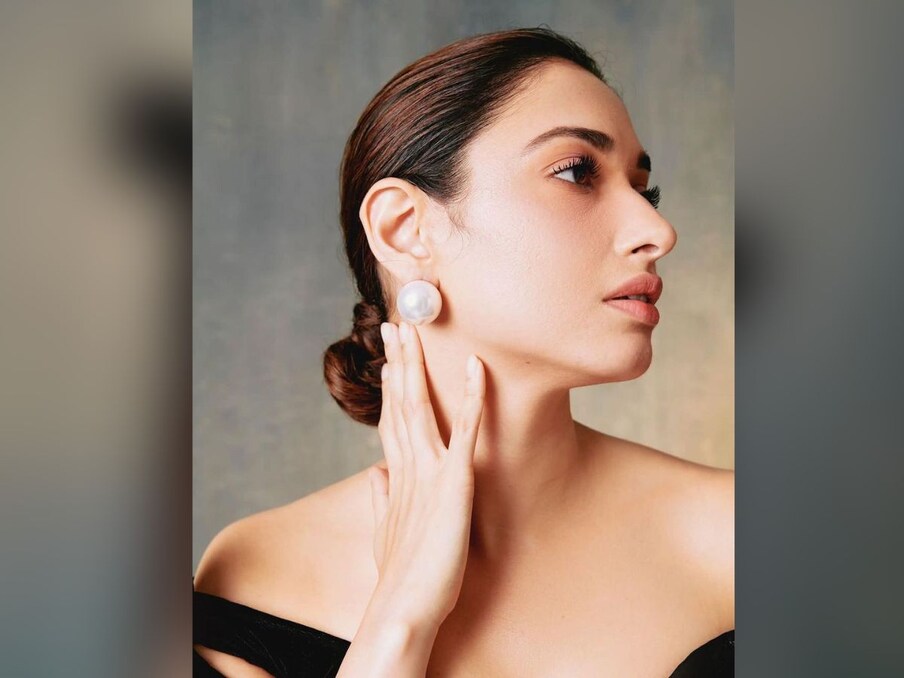 अभिनेत्री की खूबसूरती को देख लाइफस्टाइल कोच ल्यूक कॉटिन्हो और हेल्थ - ब्यूटी एक्सपर्ट Luke Coutinho भी खुद को कमेंट करने से नहीं रोक सके. उन्होंने तमन्ना की पोस्ट पर रेड हर्ट वाला इमोजी भेजा है. (Photo Source- Tamannah Bhatia instagram)