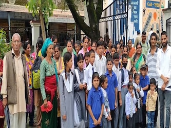  लगातार प्रशासन की बेरुखी के कारण ग्रामीणो का सब्र का बांध टूट गया है. यही कारण है कि सोमवार को ग्रामीण बच्चे लेकर डीएम ऑफिस पहुंच गए. ग्रामीणों ने जल्द जिला प्रशासन से इलेक्ट्रोनिक ट्रॉली लगाने की मांग की है. वहीं, डीएम ने मामले की गंभीरता को देखते हुए कार्यदायी संस्था के अधिकारियों को मौके पर भेजने के निर्देश दिए हैं.