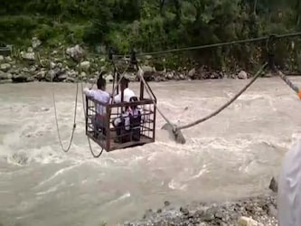  गांव में सबसे ज्यादा कोई परेशान है तो वह हैं स्कूली बच्चे, उनके परिजन और बुजुर्ग लोग. स्युना गांव के लिए आज तक शासन-प्रशासन एक अदद पुल का निर्माण नहीं कर पाया है. भागीरथी की उफनती धारा को पार कर रस्सों को खींचन वाले छात्रों को कहना है कि गांव में कई लोग चोटिल भी हो चुके हैं. साथ ही कई बार गिरते-गिरते बचे हैं.