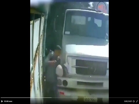 सड़क किनारे मौजूद घर के गेट के पास खड़े शख्स को ट्रक ने मारी जोरदार टक्कर पर बाल-बाल बचा. ( फोटो- वायरल वीडियो)