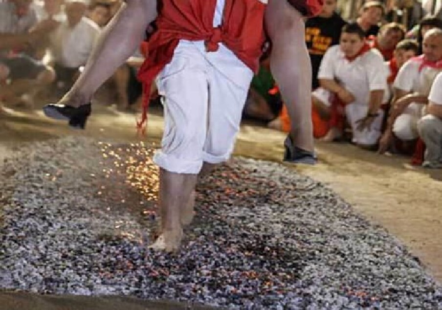 चीन में पति को अपनी गर्भवती पत्नी को लेकर जलते हुए कोयले पर नंगे पैर चलना होता है. माना जाता है कि ऐसा करने से डिलिवरी आसानी से होती है.