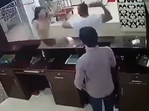 वीडियो में महिला ने शख्स को ऐसा सबक सिखाया कि वो वहां से भाग निकला. (फोटो: Twitter)