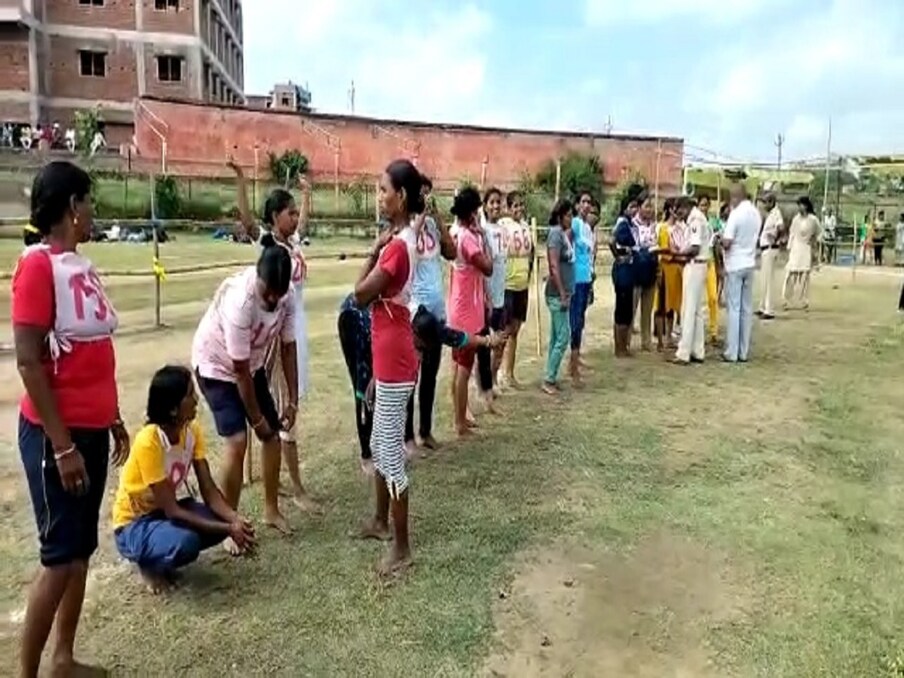  जहानाबाद में होमगार्ड बहाली के अंतिम दिन जिले के सभी प्रखंडों के 1056 आवेदकों ने दौड़ में हिस्‍सा लिया. इनमें से 372 महिलाएं शामिल थीं. बहाली के अंतिम दिन मौसम ने भी अभ्यर्थियों का साथ दिया. फिजिकल में सफल अभ्यर्थियों को अब यह उम्मीद है कि वह जल्‍द ही वर्दी पहन सकेंगी. (फोटो: राजीव रंजन विमल, न्‍यूज 18 हिन्‍दी)
