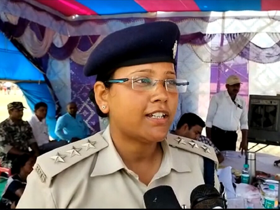  महिलाओं की बहाली को देखते हुए महिला पुलिस पदाधिकारी और जवानों की पर्याप्त संख्या में प्रतिनियुक्ति की गई थी. होम गार्ड समादेष्टा ने बताया कि कम संख्या में अभ्यर्थी पहुंचीं, लेकिन सफलता दर ज्यादा है. (फोटो: राजीव रंजन विमल, न्‍यूज 18 हिन्‍दी)