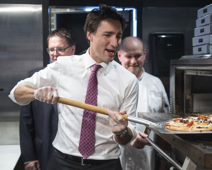   कनाडा के प्रधानमंत्री जस्टिन ट्रूडो को चाइनीज फूड बहुत पसंद है. अपने परिवार के साथ उन्हें कई मौकों पर चाइनीज खाना खाते देखा गया है. इसके अलावा ट्रूडो कई तरह के सॉसेज से बना सलाद खाना पसंद करते हैं.