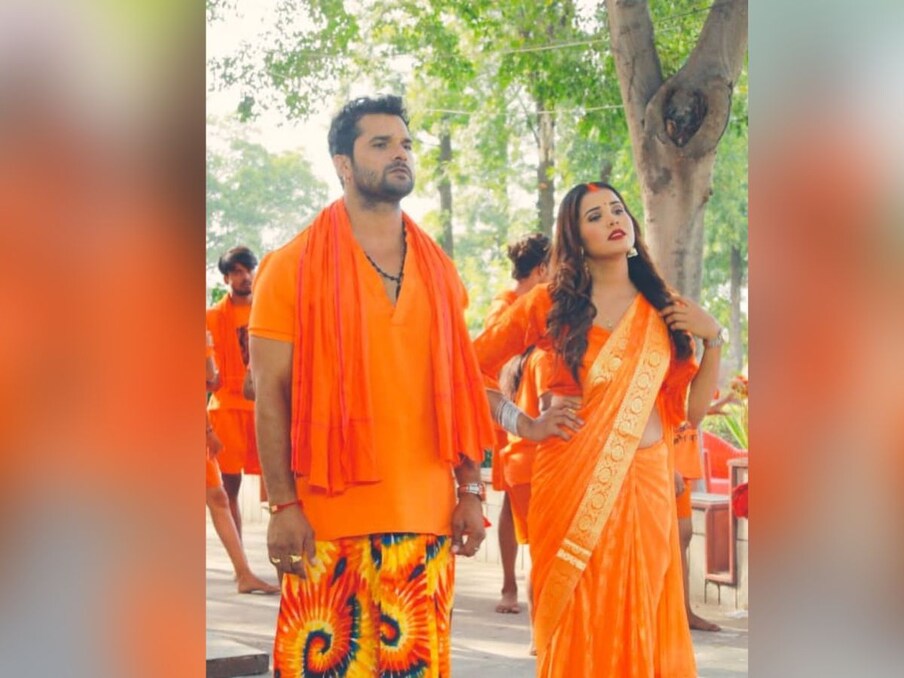  तस्वीर में खेसारी लाल यादव भी भगवा वस्त्र में देखे जा सकते हैं और उनकी साथी कलाकार जोया खान भी केसरिया लिबास में नजर आ रही हैं. दोनों को साथ देख sanjeevsamraat453_ नाम के यूजर ने उन्हें बधाई भी दी है. (Photo Source- Zoya khan Instagram)