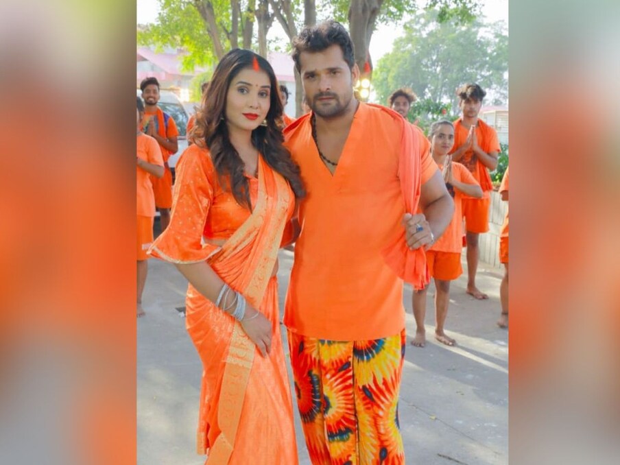  मांग में सिंदूर, होठों पर सुर्क लाल लिपस्टिक, हाथों में कंगन, माथे पर बिंदी लगाए दिख रहीं जोया खान का ये गेटअप उनके अपकमिंग म्यूजिक एल्बम के लोकेशन से है जिसके बारे में खुद एक्ट्रेस ने जानकारी दी है. हाल ही में उन्होंने खेसारी के साथ दिल्ली में 'बोल बम' गाने की शूटिंग की है. आपको बता दें कि अभिनेत्री खेसारी के होली वाले सॉन्ग 'Google se poochha' video में भी काम कर चुकी हैं. (Photo Source- Zoya khan Instagram)