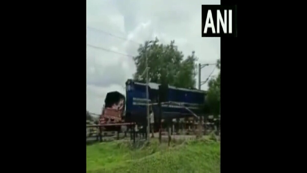 VIDEO: रेलवे ट्रैक पर फंसे ट्रक से टकराई यात्रियों से भरी ट्रेन बड़ा हादसा होने से बाल-बाल बचा
