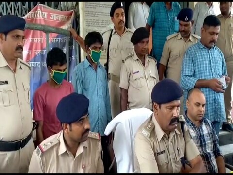 बिहार के पूर्णिया में हुई हत्या की घटना का खुलासा करती पुलिस