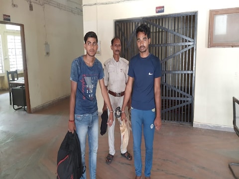 बिहार के गोपालगंज से गिरफ्तार किए गए लुटेरे