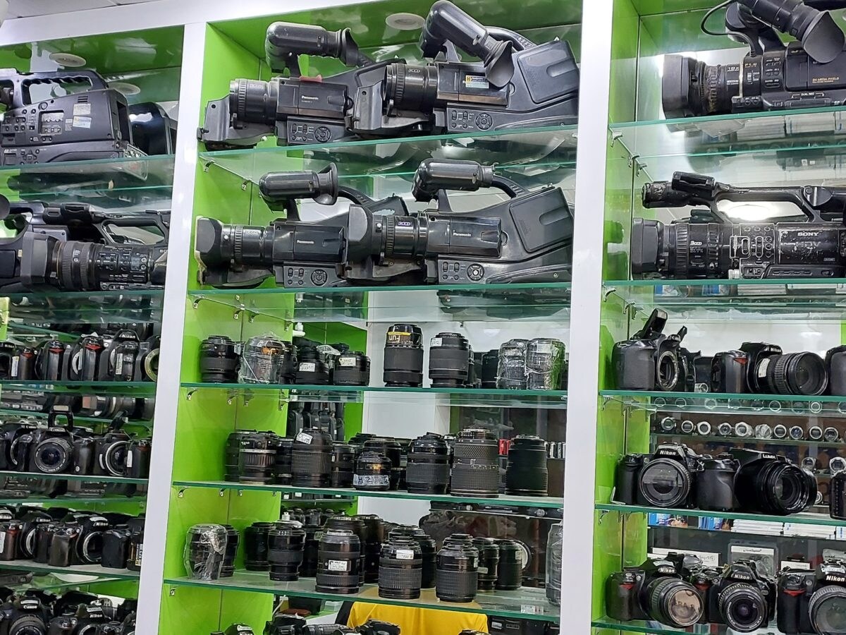 Lucknow के इस बाजार में मिल रहे हैं सेकेंड हैंड DSLR कैमरे और ड्रोन