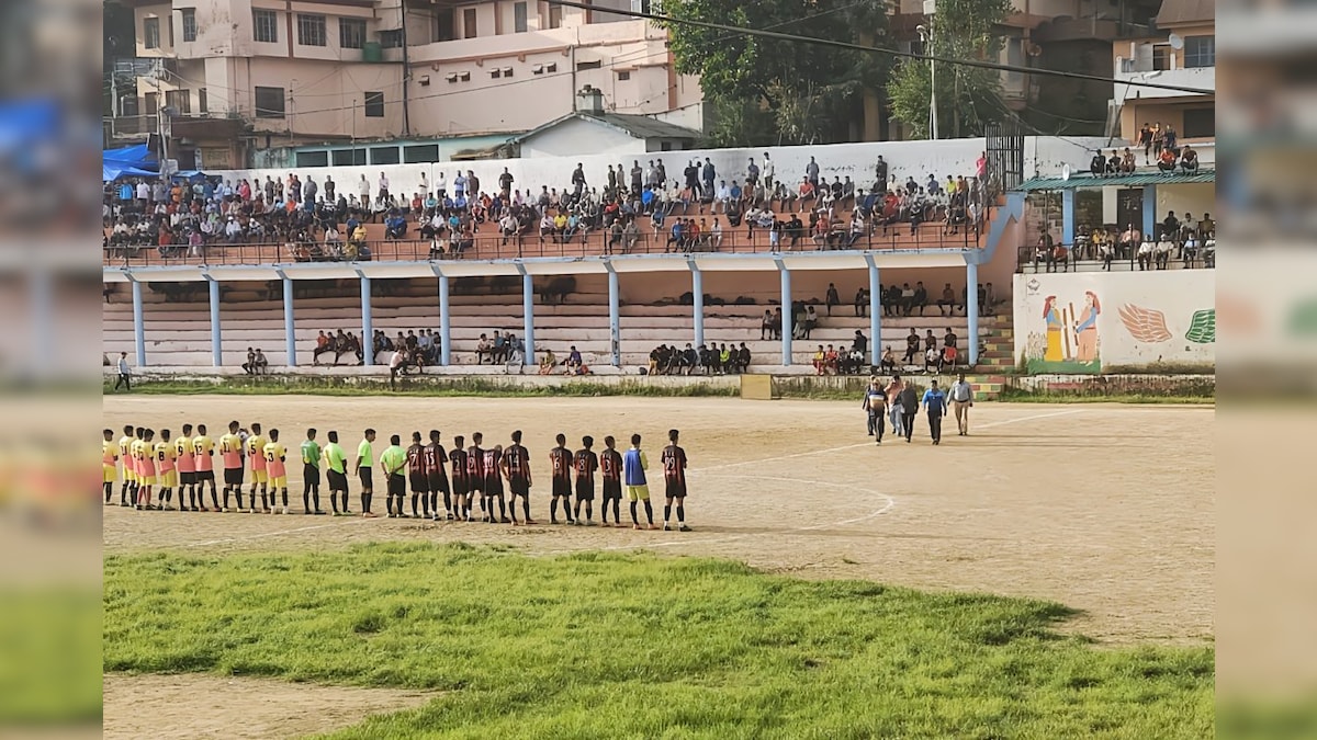 पिथौरागढ़ के ऐतिहासिक देव सिंह मैदान में आज भी बरकरार है फुटबॉल का क्रेज 21 गांवों के बीच हो रहा महामुकाबला