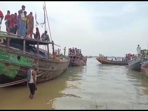 पटना में बड़ा हादसा: बीच नदी में डूबी अवैध बालू से भरी नाव, 12 मजदूर लापता  - boat accident at maner patna 12 labors involved in sand smuggling are  traceless bramk – News18 हिंदी