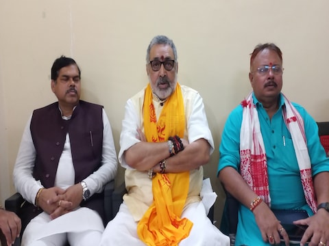 गोपालगंज में पत्रकारों से बात करते केंद्रीय मंत्री गिरिराज सिंह