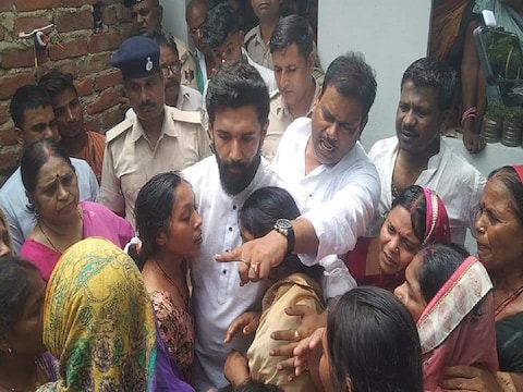 खगड़िया में हुई घटना के बाद चौकीदार के परिजनों को सांत्वना देते चिराग पासवान