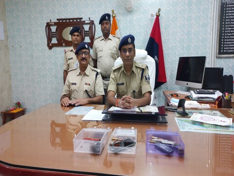 गोपालगंज में गिरफ्तार अपराधियों के बारे में जानकारी देते एसपी आनंद कुमार व एसडीपीओ