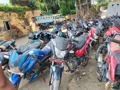 बिहार के नवादा में जब्त की गई चोरी की बाइक