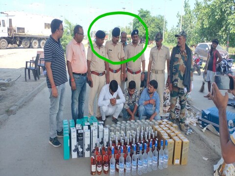 बिहार के कैमूर में शराब बेचते हुए तीन पुलिसवाले गिरफ्तार हुए हैं 