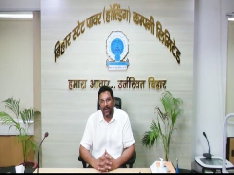 स्मार्ट मीटर को लेकर बिजली विभाग की उपलब्धि के बारे में जानकारी देते अधिकारी