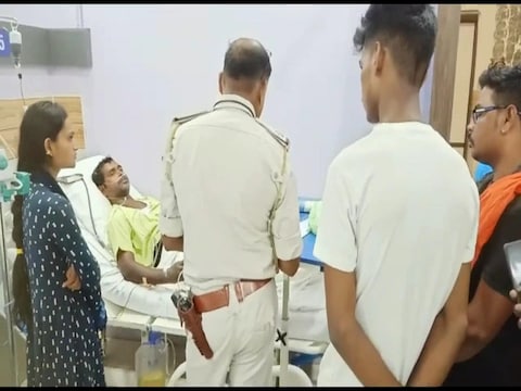 बिहार में एक दलित युवक के साथ बर्बरता करने और पिटाई का मामला सामने आया है (अस्पताल में भर्ती युवक)