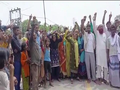 मधेपुरा में हुई गोलीबारी की घटना के बाद सड़क जाम करते लोग